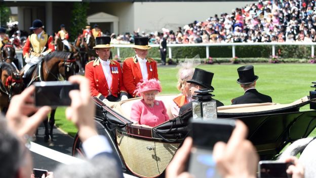 Cor do chapéu da rainha em evento se tornou tema de apostas